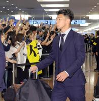 　サッカーＷ杯から帰国した日本代表・塩貝健人＝羽田空港（撮影・西岡正）