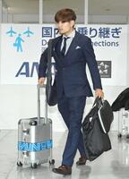 　帰国した久保建英＝成田空港（撮影・園田高夫）