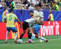前半、堂安律と冨安健洋（奥）でブラジルからボールを奪いに行く＝６月２９日