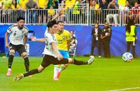 　ブラジル戦の試合終了間際にマルチネリ（右）に決勝ゴールを許す冨安（共同）