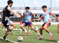 ブラジル戦に向けて調整する後藤（中央）＝６月２６日