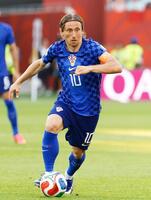 後半、攻め込むクロアチアのモドリッチ（共同）