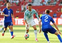前半、攻め込むポルトガルのロナウド（中央）＝共同