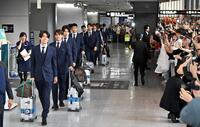 サッカーＷ杯北中米３カ国大会を終え、帰国した日本代表＝成田空港（２日）