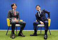 談笑する（左から）韓国代表・ホンミョンボ監督、日本代表・森保一監督