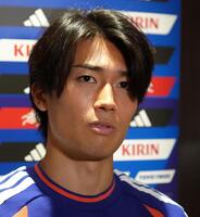 取材を受ける日本代表・中村敬斗