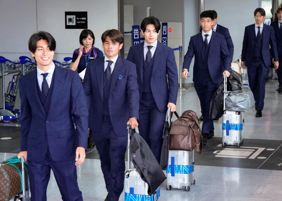 サッカーＷ杯北中米３カ国大会を終え帰国した（左から）中村、（１人おいて）佐野、上田、ＧＫ早川＝２日午後、成田空港