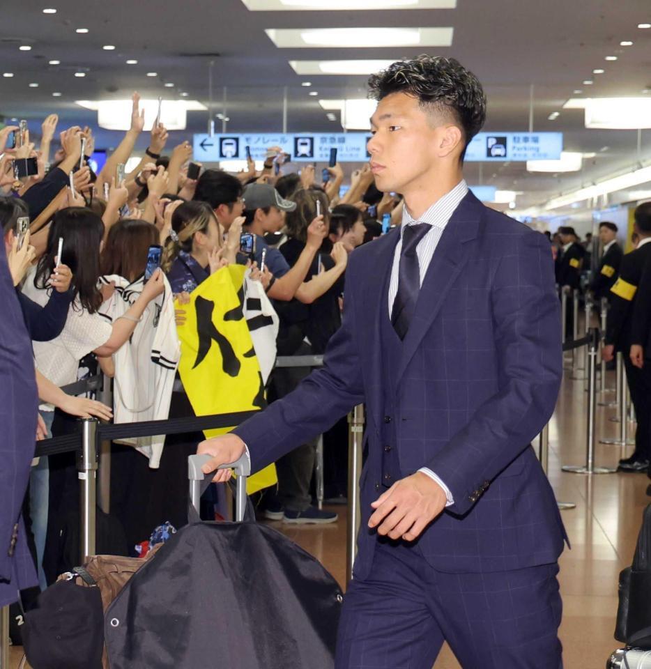 　サッカーＷ杯から帰国した日本代表・塩貝健人＝羽田空港（撮影・西岡正）