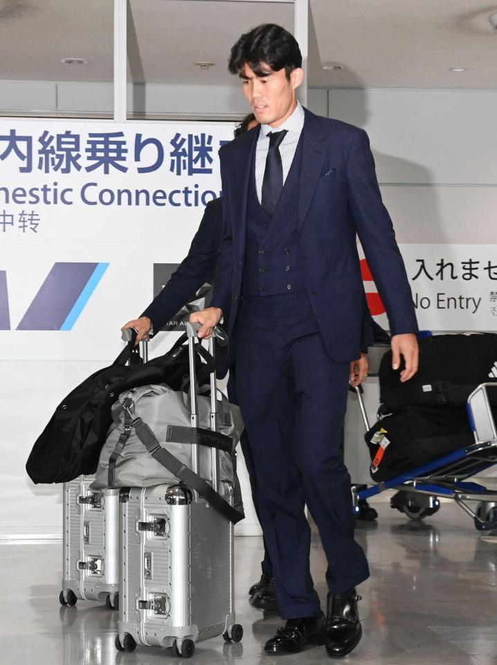 　帰国した冨安健洋＝成田空港（撮影・園田高夫）