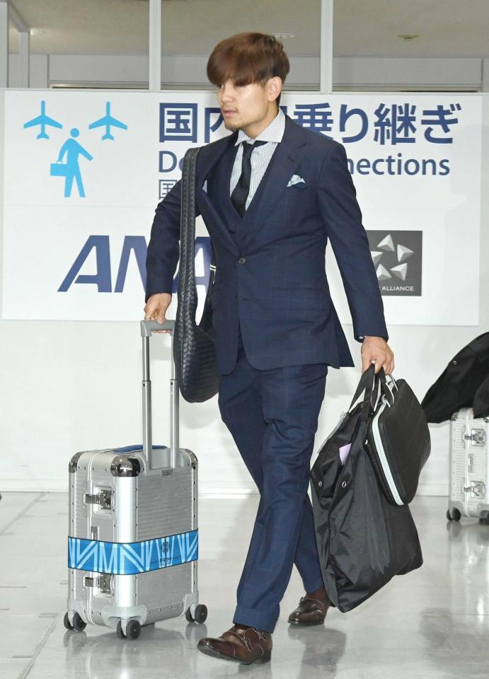 　帰国した久保建英＝成田空港（撮影・園田高夫）