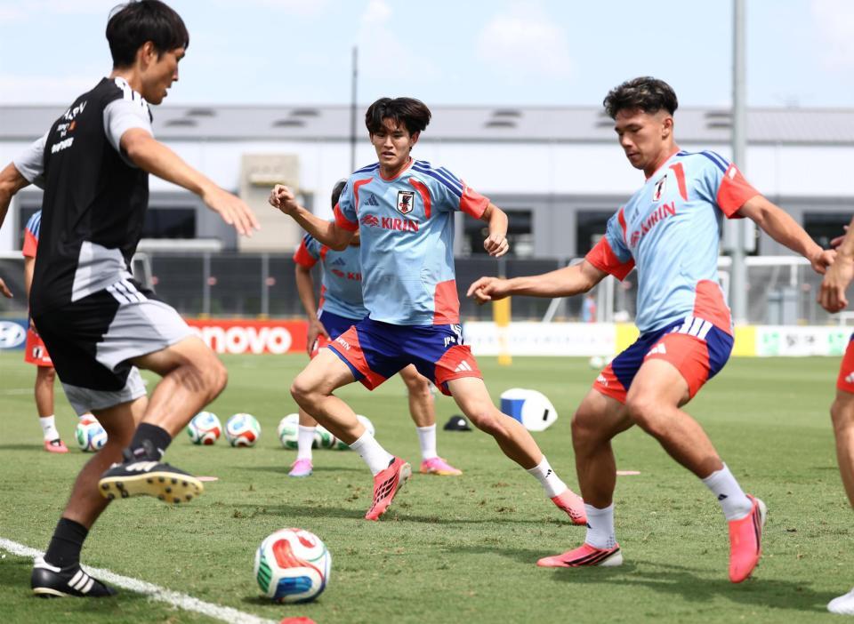 ブラジル戦に向けて調整する後藤（中央）＝６月２６日