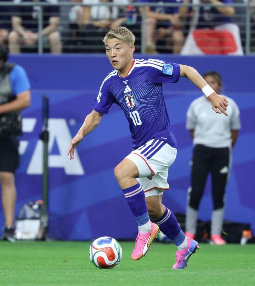 日本対スウェーデンでプレーする堂安律＝ダラススタジアム（２５日）