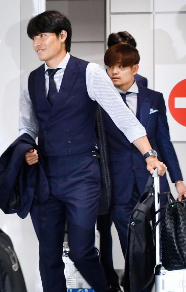 サッカーＷ杯北中米３カ国大会を終え帰国した町野（左）と久保＝成田空港（２日）