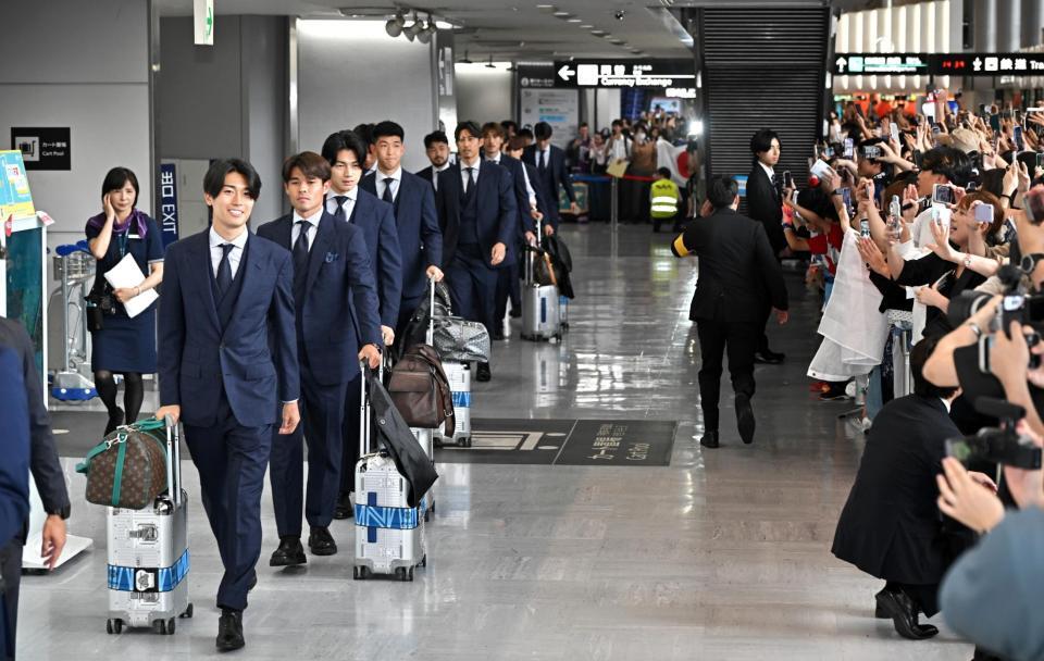 サッカーＷ杯北中米３カ国大会を終え、帰国した日本代表＝成田空港（２日）