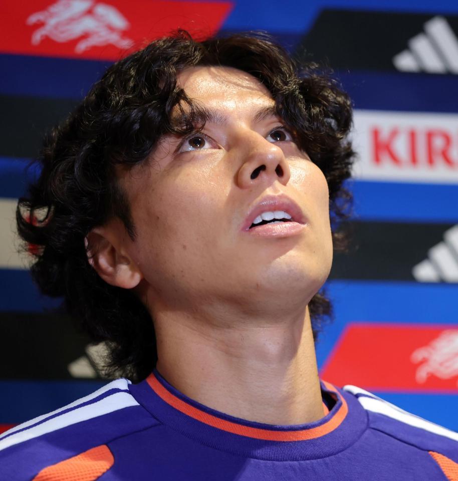 取材中、上を見上げる日本代表・田中碧