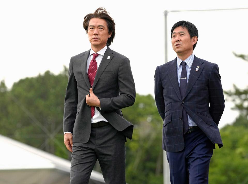 （左から）韓国代表・ホンミョンボ監督、日本代表・森保一監督