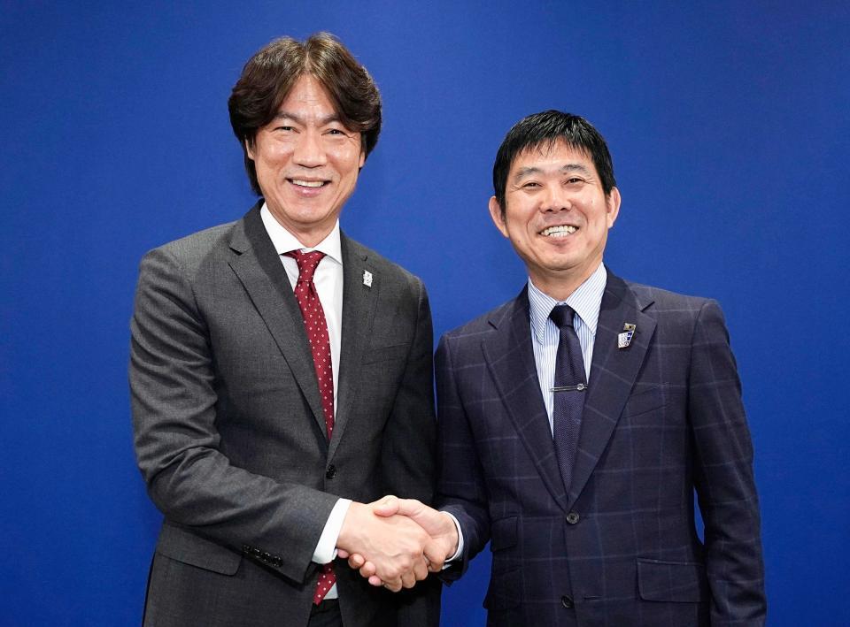 握手を交わす（左から）韓国代表・ホンミョンボ監督、日本代表・森保一監督