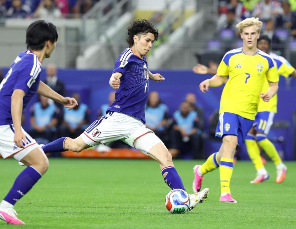 後半、シュートを放つ日本代表・田中碧＝ダラススタジアム（撮影・中田匡峻）