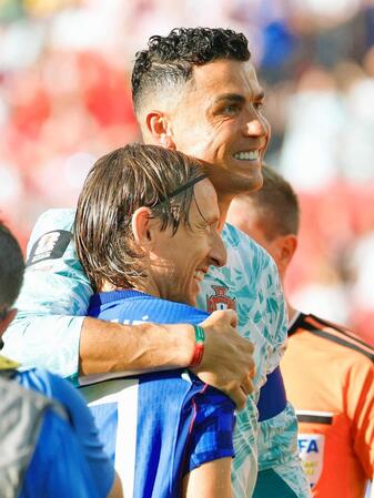 　試合に臨むポルトガルのロナルド（奥）とクロアチアのモドリッチ＝トロント（共同）