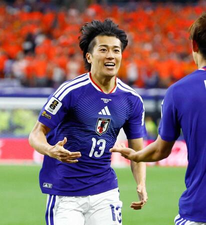 　オランダ戦の後半、ゴールを決めた中村敬斗（左）