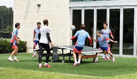 　テックボールを楽しむサッカーＷ杯日本代表のメンバー＝６月、ナッシュビル近郊（共同）