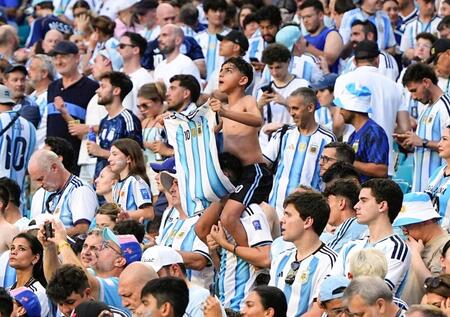 カボベルデ戦で盛り上がるアルゼンチンサポーター（共同）