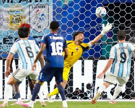 延長後半、オウンゴールで決勝点を許すカボベルデのＧＫボジニャ（右から２人目）＝マイアミ（共同）