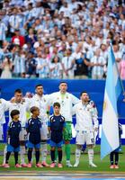 カボベルデ戦に臨むメッシ（右端）らアルゼンチンイレブン＝マイアミ（共同）