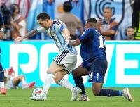 後半、競り合うアルゼンチンのメッシ（左）とカボベルデのＤ・ドゥアルテ＝マイアミ（共同）