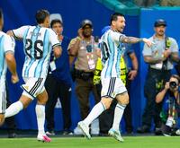 前半、先制ゴールを決め駆け出すアルゼンチンのメッシ（右）＝共同