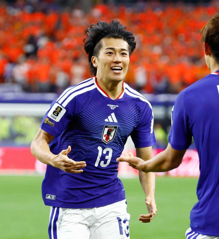 　オランダ戦の後半、ゴールを決めた中村敬斗（左）
