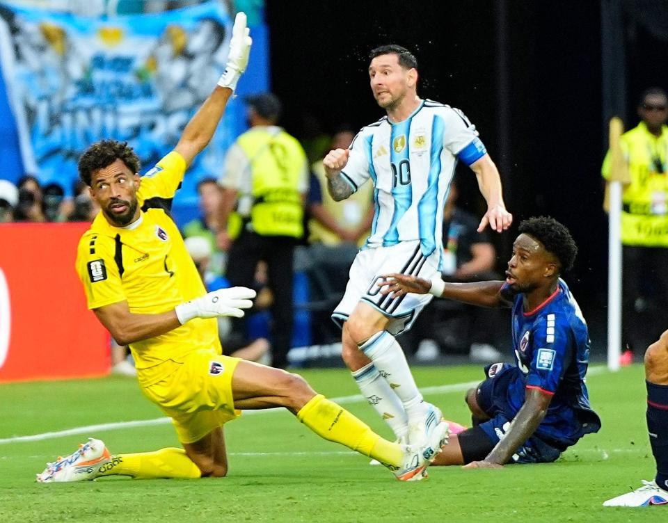 前半、先制ゴールを決めるアルゼンチンのメッシ（中央）。ＧＫボジニャ（共同）