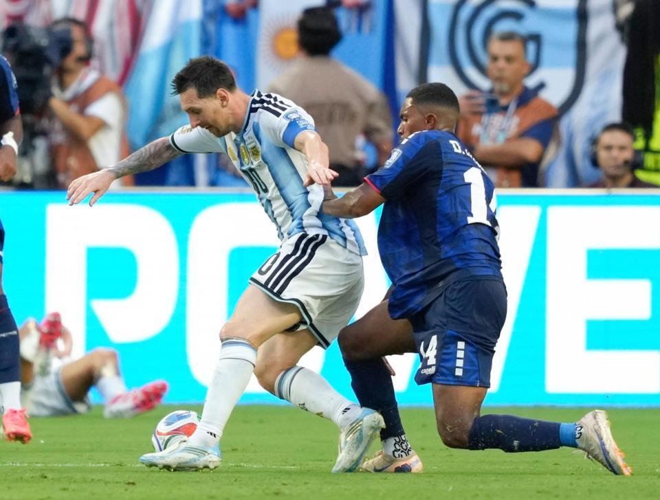 後半、競り合うアルゼンチンのメッシ（左）とカボベルデのＤ・ドゥアルテ＝マイアミ（共同）