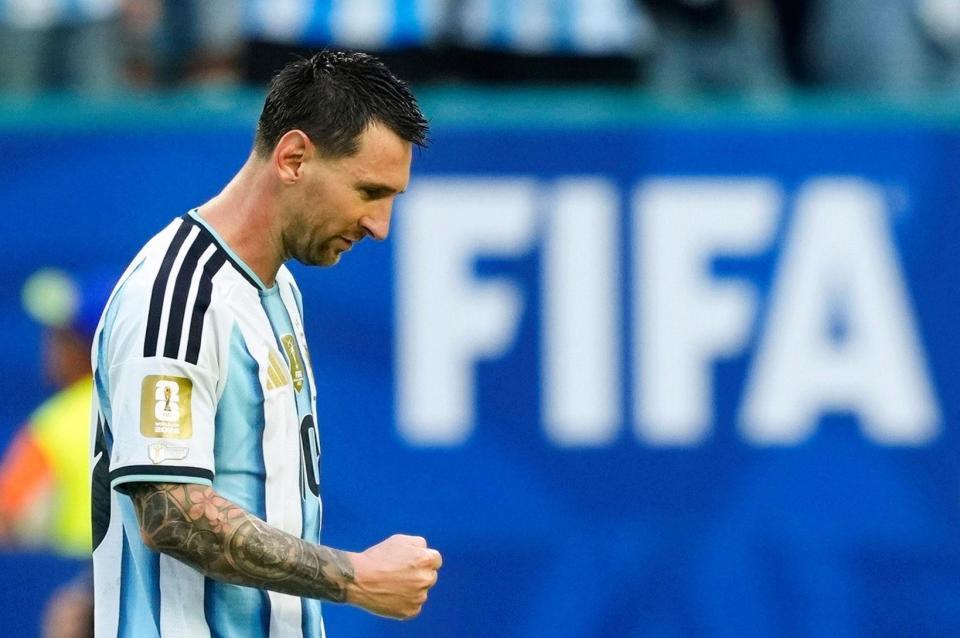 前半、先制ゴールを決めガッツポーズするアルゼンチンのメッシ＝マイアミ（共同）
