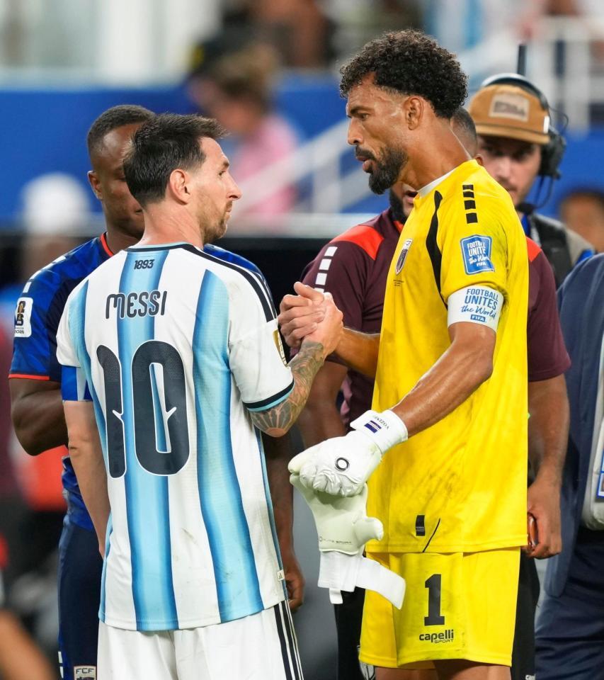 試合を終え、健闘をたたえ合うアルゼンチンのメッシ（左）とカボベルデのＧＫボジニャ＝マイアミ（共同）