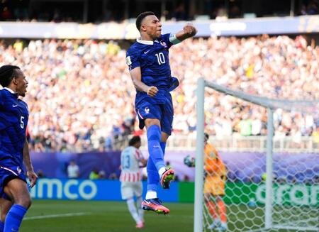 後半、先制ＰＫを決め跳び上がって喜ぶフランスのエムバペ＝フィラデルフィア（共同）