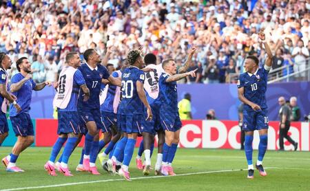 パラグアイに競り勝ち喜ぶエムバペ（右端）らフランスの選手たち＝フィラデルフィア（共同）
