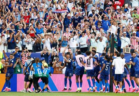 パラグアイに競り勝ち喜ぶフランスの選手たち＝フィラデルフィア（共同）