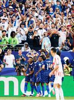 後半、先制ＰＫを決め祝福されるフランスのエムバペ（左端）＝フィラデルフィア（共同）