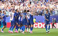 パラグアイに競り勝ち喜ぶエムバペ（右端）らフランスの選手たち＝フィラデルフィア（共同）