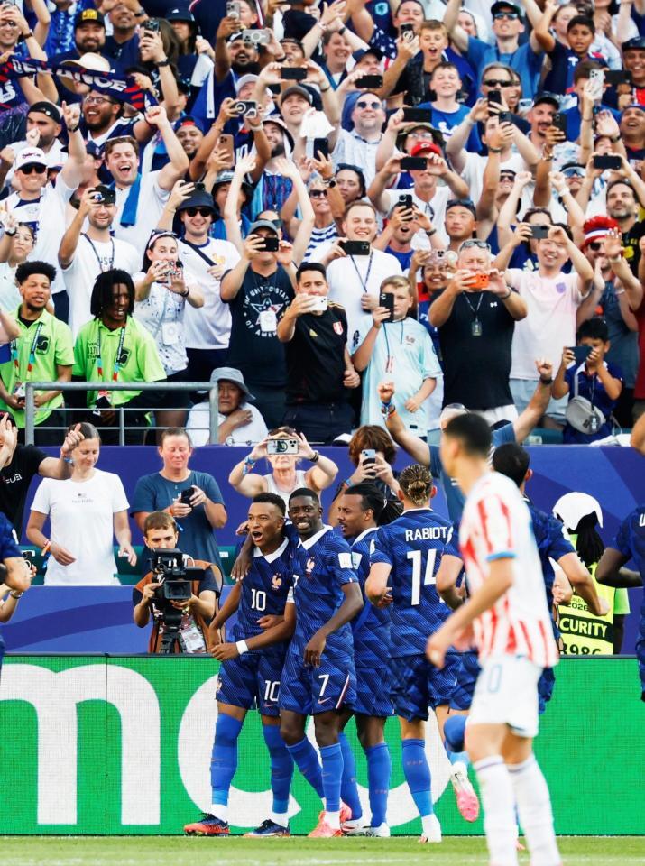 後半、先制ＰＫを決め祝福されるフランスのエムバペ（左端）＝フィラデルフィア（共同）