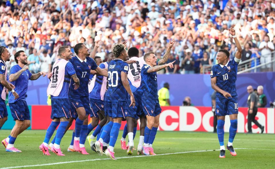 パラグアイに競り勝ち喜ぶエムバペ（右端）らフランスの選手たち＝フィラデルフィア（共同）