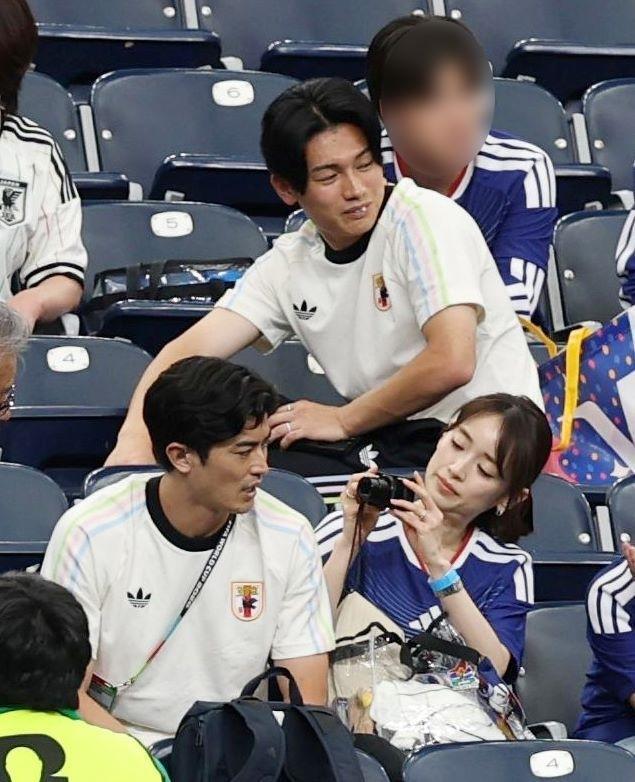日本代表・谷口彰悟を撮影する泉里香。後ろは上田綺世＝６月２９日、ヒューストンスタジアム　※画像の一部を加工しています