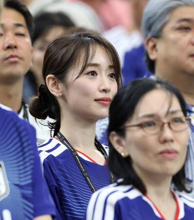 観戦する泉里香＝＝６月２５日、ダラススタジアム