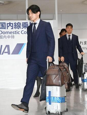 ２日、成田空港に到着した上田綺世。ＢＥＲＬＵＴＩのトラベルバッグが断トツおしゃれ