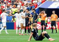　試合を終え、健闘をたたえ合うモロッコとカナダの選手たち（共同）
