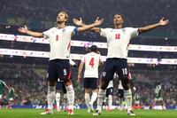 前半、先制ゴールを決め喜ぶイングランドのベリンガム。左はケーン＝メキシコ市（ＦＩＦＡ提供・ゲッティ＝共同）