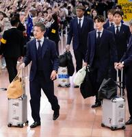Ｗ杯を終え帰国した前田（左端）ら＝２日（共同）