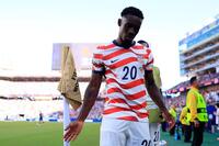 後半、退場処分を受けたバログン（ＦＩＦＡ提供・ゲッティ＝共同）