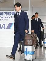 ２日、成田空港に到着した上田綺世。ＢＥＲＬＵＴＩのトラベルバッグが断トツおしゃれ